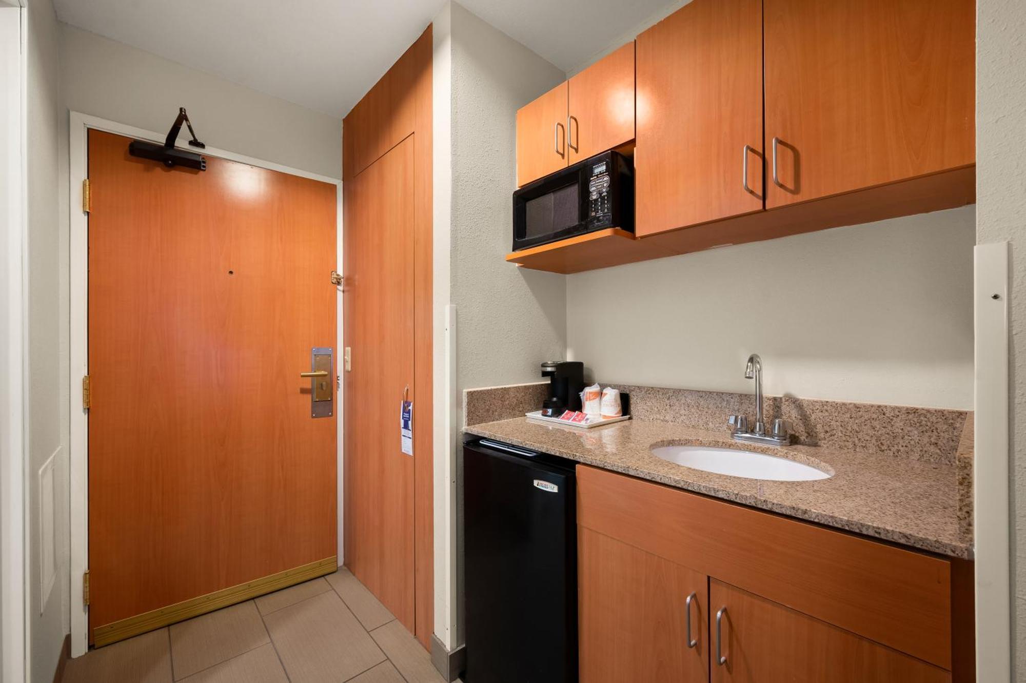 Comfort Inn & Suites Fenton Экстерьер фото
